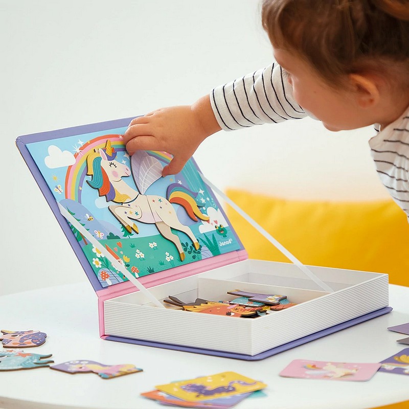 Libro magnetico per bambini a tema unicorni con 44 calamite e 10 modelli da seguire